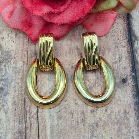 Classic Gold Tone Door Knocker Hoop Earrings Pierced 1.5" Dangle Drop - Picture 1 of 6